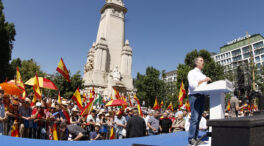 La manifestación contra Sánchez en la plaza de España, en imágenes