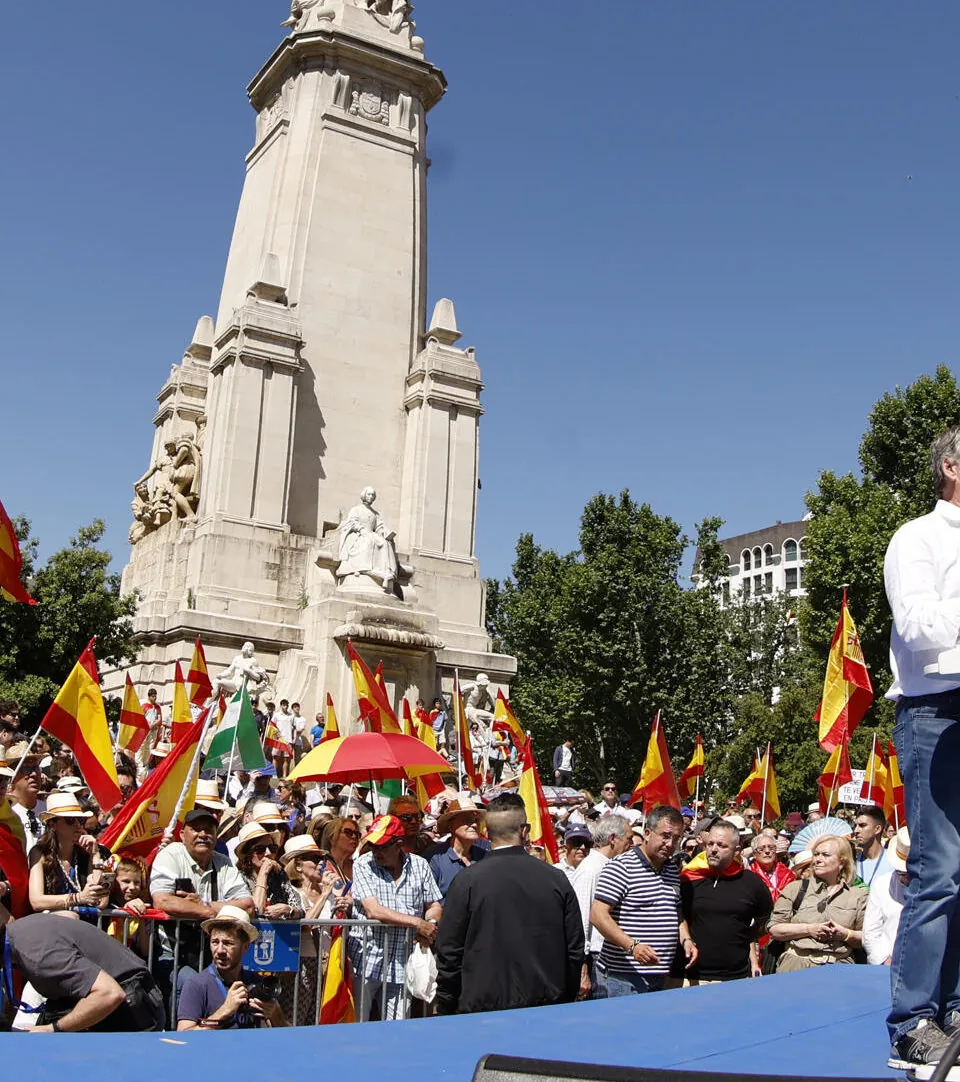 La manifestación contra Sánchez en la plaza de España, en imágenes