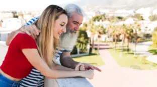 La felicidad se mide en años: ¿quién está más contento en una pareja con diferencia de edad?