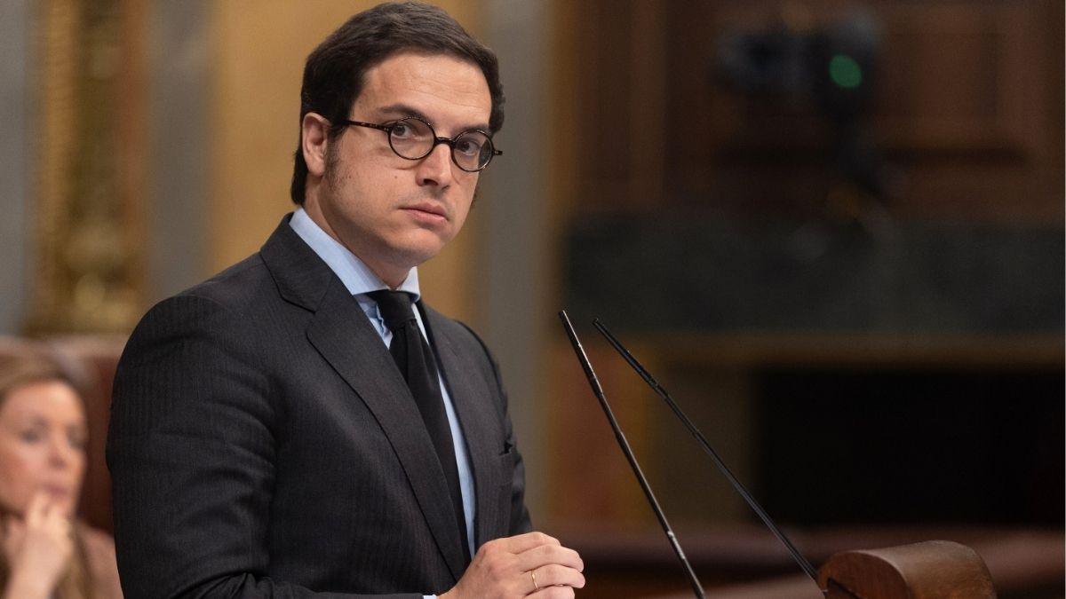 Vox apela a «dos diputados honrados» a que apoyen su moción para echar al Gobierno