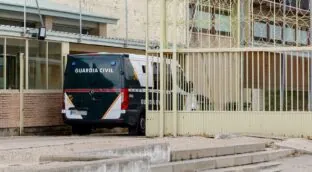 Trato de favor a Cerdán en prisión: bienvenida del director y visita del 'abogado' del PSOE