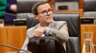 Una acusación pide retirar el acta de forma temporal al líder del PSOE de Extremadura
