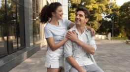 He visto que mi hija tiene condones en el bolso, ¿qué debo hacer? Hablan los expertos
