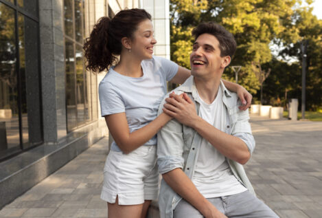 He visto que mi hija tiene condones en el bolso, ¿qué debo hacer? Hablan los expertos