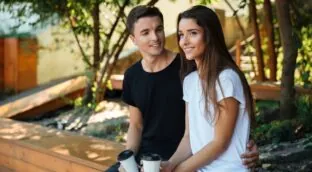 Así vive el amor la Generación Z (18-30 años): mucho menos sexo pero más conexión