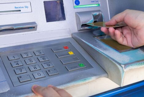 Los bancos amplían por primera vez en cinco años la red de cajeros ante el auge del efectivo