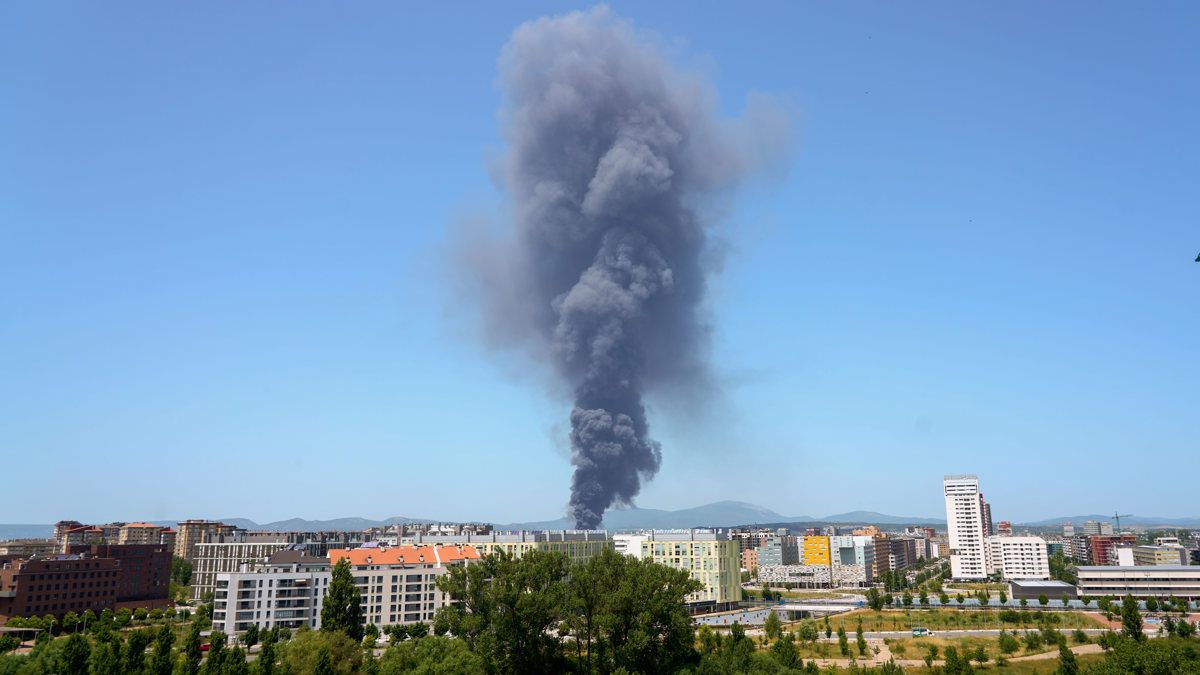 Registrado un incendio con «llamas de varios metros» en una fábrica de Vitoria