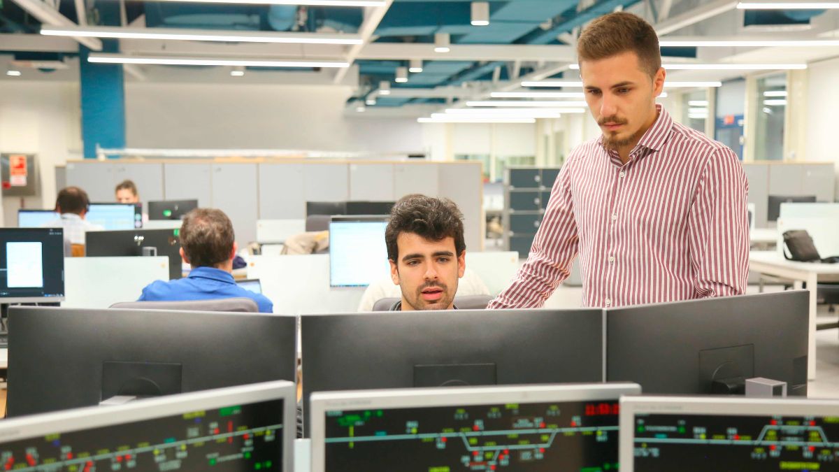Indra anuncia que busca más de 2.400 profesionales tecnológicos