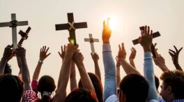 La fe se desvanece entre los jóvenes españoles: apenas el 32% se declara católico