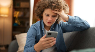 Un estudio asegura que el acceso temprano al móvil deteriora la salud mental en la edad adulta
