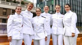 Leonor presenta con una foto a sus confidentes de Elcano: dos han abandonado durante el viaje
