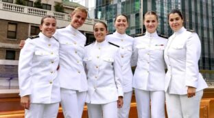 Leonor presenta con una foto a sus confidentes de Elcano: dos han abandonado durante el viaje