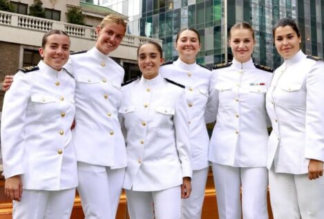 Leonor presenta con una foto a sus confidentes de Elcano: dos han abandonado durante el viaje