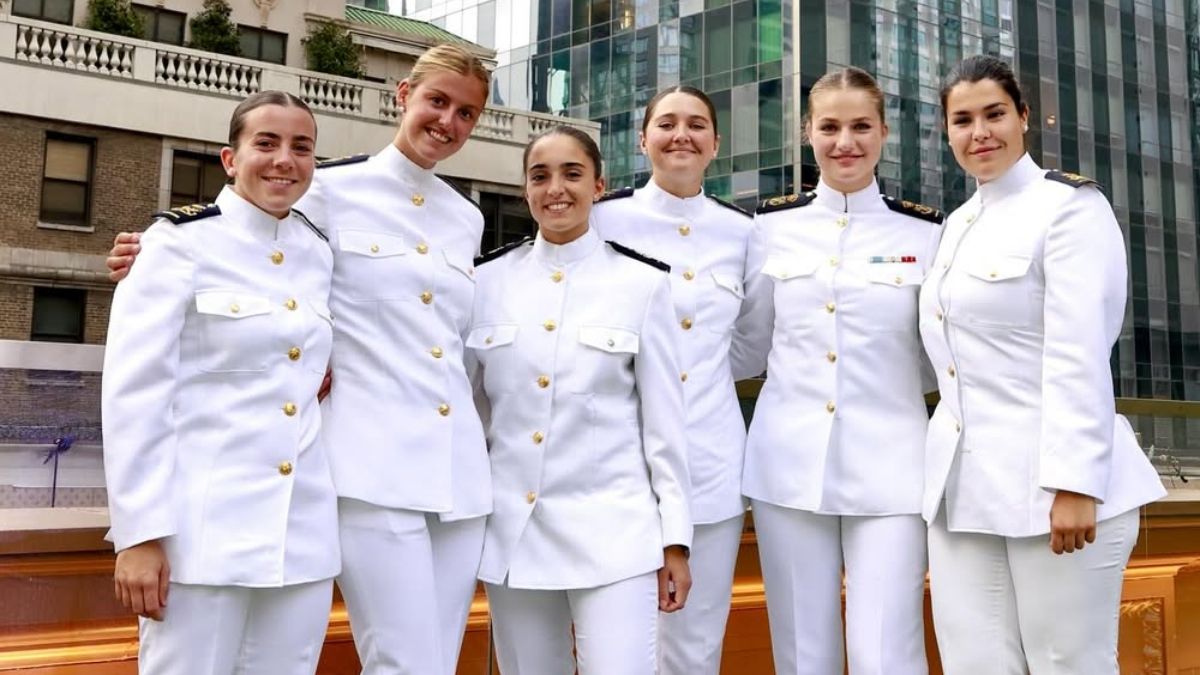 Leonor presenta con una foto a sus confidentes de Elcano: dos han abandonado durante el viaje