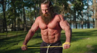 El show del 'Rey del Hígado', el influencer de la dieta carnívora que consumía esteroides