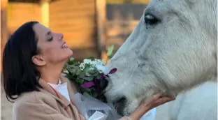Macarena Gómez vive en un molino del siglo XVIII en Gerona: rodeada de alpacas y con una educación consciente