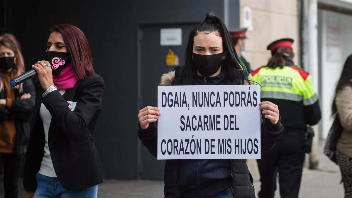 Familias catalanas denuncian que la Generalitat les «secuestra hijos con informes falsos»
