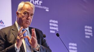 Dimiten el ministro de Migración griego y tres viceministros por fraude con los fondos UE