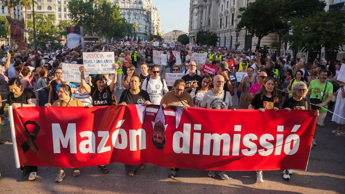 Miles de personas recorren Valencia para exigir por octava vez la dimisión de Mazón por la dana