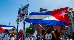 El Colegio de Médicos baraja un informe de penales para que los cubanos puedan ejercer