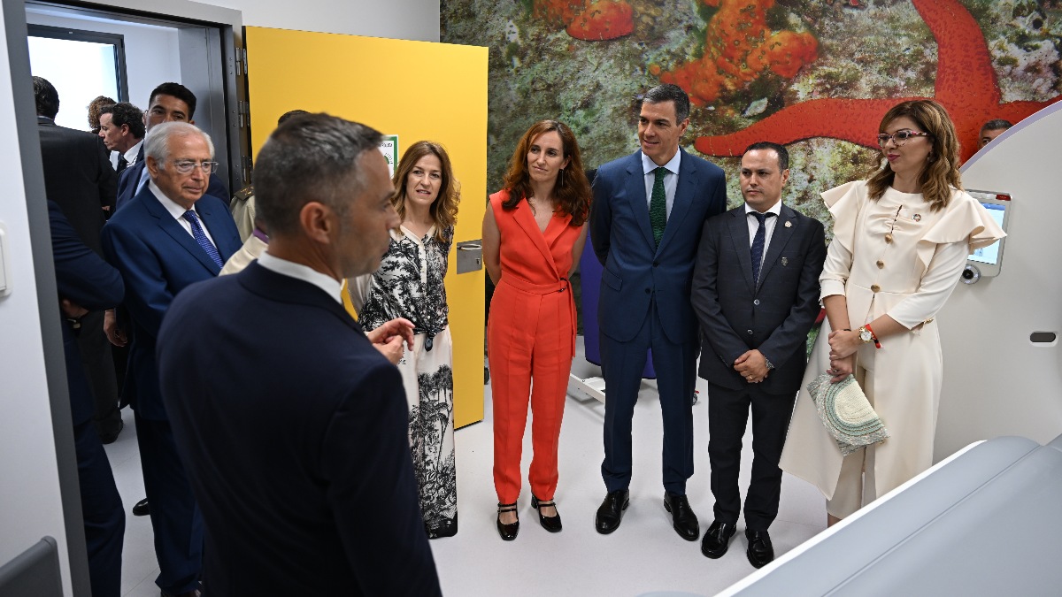 Gastos millonarios y hospitales sin médicos: el modelo de Mónica García en Ceuta y Melilla