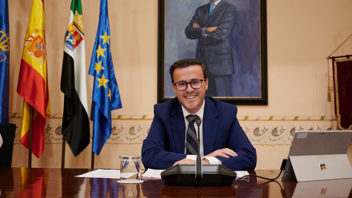La juez de Badajoz denuncia «fraude de ley» en el aforamiento exprés de Gallardo