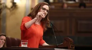 Los socios del Gobierno silencian a Mónica García para salvar la Agencia de Salud Pública