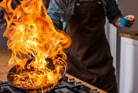 El motivo por el que los restaurantes de cinco tenedores usan papel de aluminio en la sartén