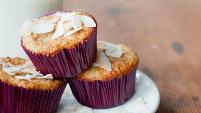 La receta de 'muffins' de coco con solo tres ingredientes y sin nada de harina