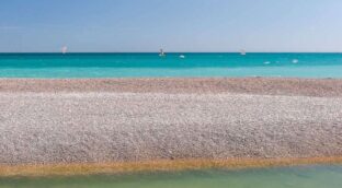 Ni de Valencia, ni de Alicante: esta es la playa de Castellón con bandera negra por mala gestión