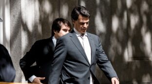 Imputan a la mujer del presidente de Quirón Prevención en la causa contra el novio de Ayuso