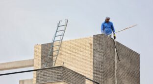 El absentismo en la construcción se ha duplicado desde 2018 y ya paraliza obras