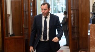 El ministro Puente llama «resentido» a Eduardo Madina por sus críticas sobre Leire Díez