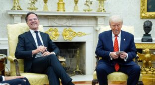 Trump desvela un mensaje de Rutte en el que alaba su papel en la OTAN: «Europa pagará»