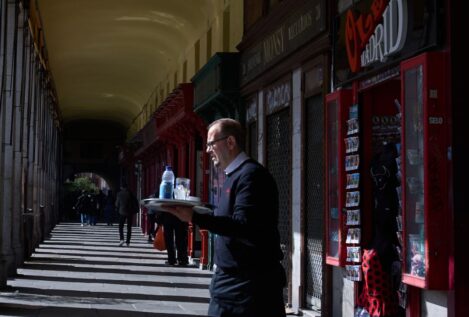 El paro bajó de los 2,5 millones por primera vez en 17 años tras caer en mayo