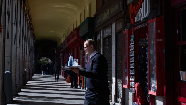 El paro bajó de los 2,5 millones por primera vez en 17 años tras caer en mayo