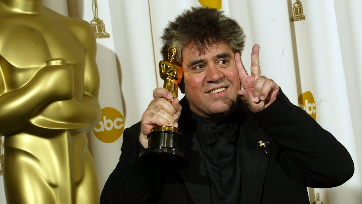 El curioso trabajo de Almodóvar que pagó su primera cámara: su contrato con una estatal