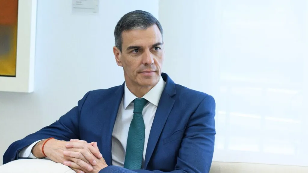 Pedro Sánchez en su reunión con Yolanda Díaz en la Moncloa.