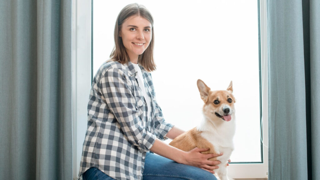 perros-obesidad-canina-habitos-duenos-mujer-ventana