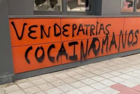 La sede del PSOE de León amanece con pintadas que tacha de «odio cobarde»