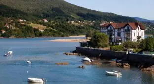 Olvídate de Venecia y el Puerto de Mogán: este pueblo vasco es igual de bonito y casi secreto