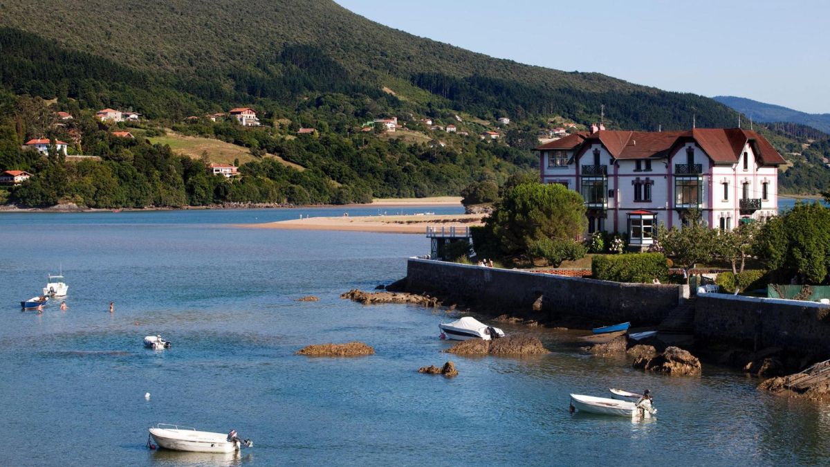 Olvídate de Venecia y el Puerto de Mogán: este pueblo vasco es igual de bonito y casi secreto