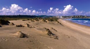 La playa de Asturias con bandera negra y dunas que recuerdan a Canarias