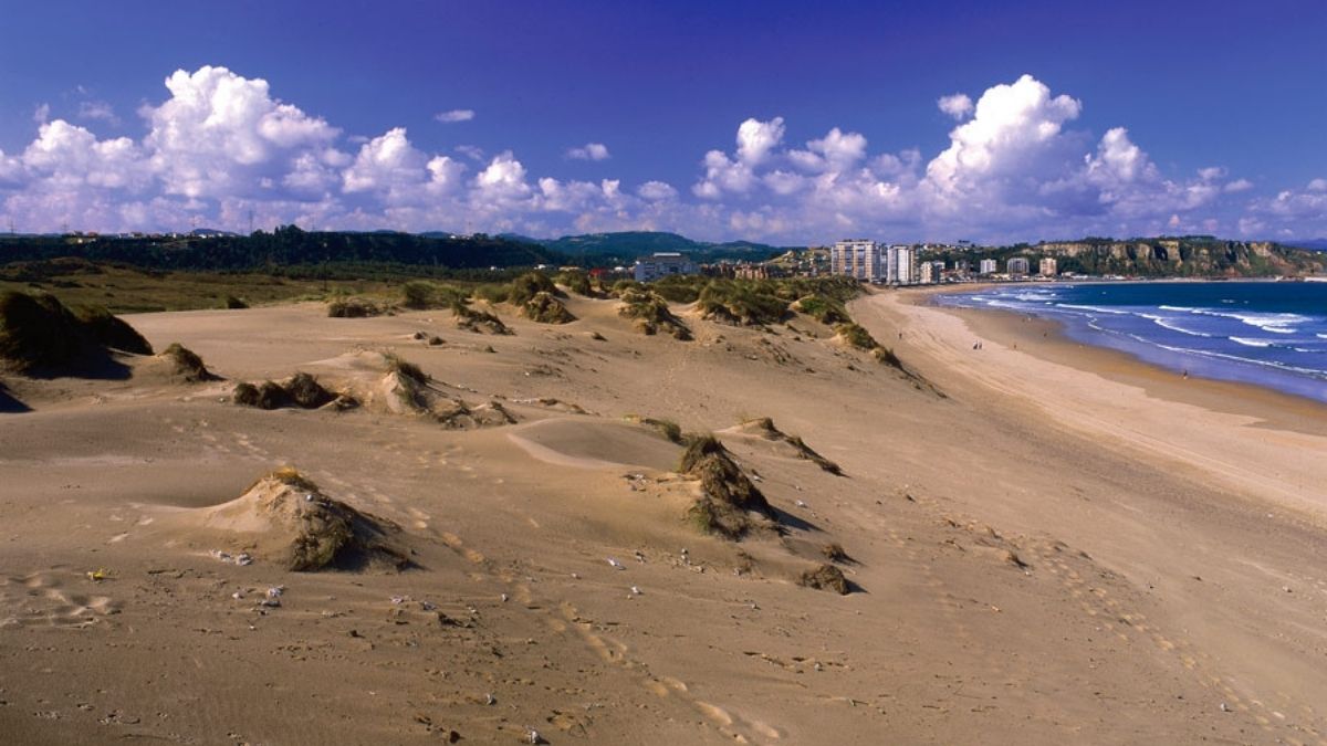 La playa de Asturias con bandera negra y dunas que recuerdan a Canarias