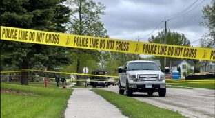 Un individuo disfrazado de policía mata a un congresista y hiere a otro a tiros en EEUU