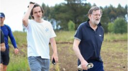 Una familia fuera de foco: así es Juan Rajoy, el hijo de Mariano que le acompaña en el Camino