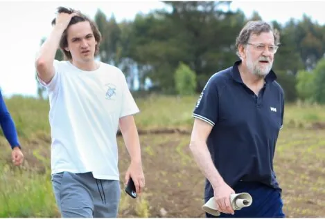 Una familia fuera de foco: así es Juan Rajoy, el hijo de Mariano que le acompaña en el Camino