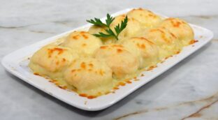 La receta de huevos rellenos con gambas y bechamel que triunfa en mis cumpleaños