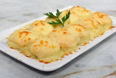 La receta de huevos rellenos con gambas y bechamel que triunfa en mis cumpleaños