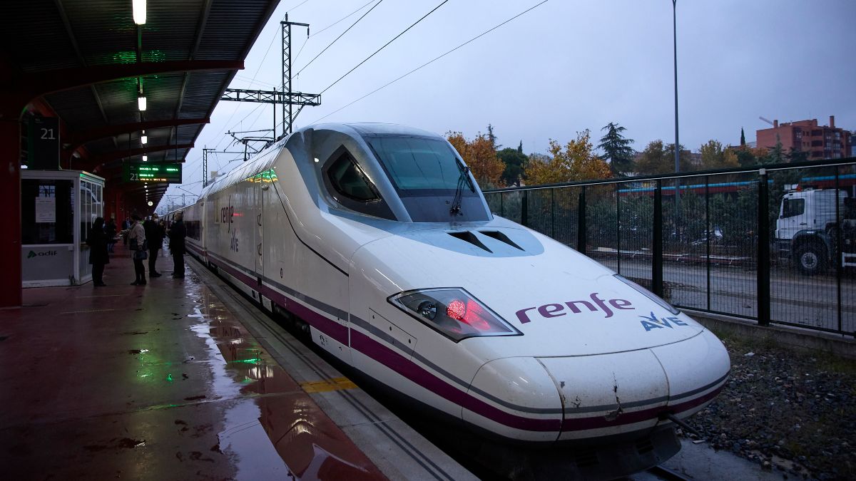 El Gobierno destina 1.334 millones para contratar la energía verde que mueve los trenes